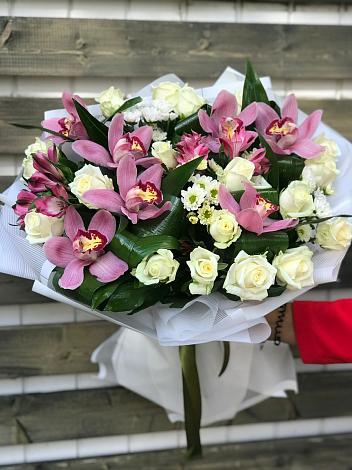 Букет цветов из: Розы и Хризантемы в Саки