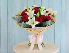 Букет цветов из:  Лилии и Розы в Саки