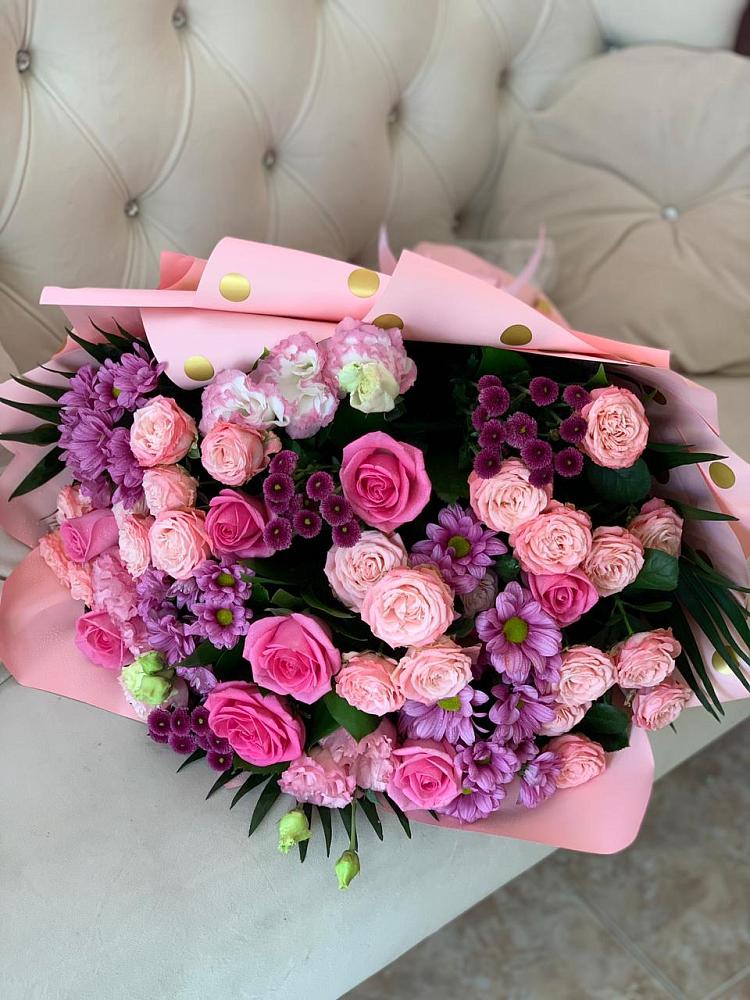 Букет цветов из: Хризантемы, Розы и Лизиантусы в Саки