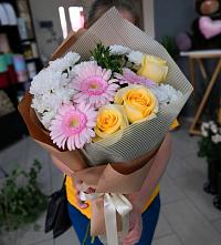 Букет цветов из:  Герберы, Розы и Хризантемы в Саки