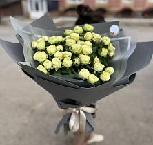 Букет Белые кустовые розы Солинеро в Саки