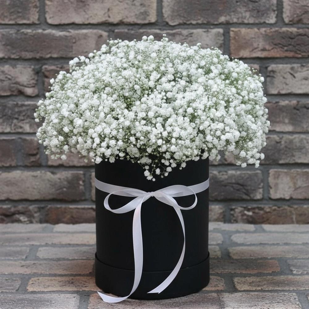 Цветочная композиция из Гипсофила в шляпной коробке в Саки