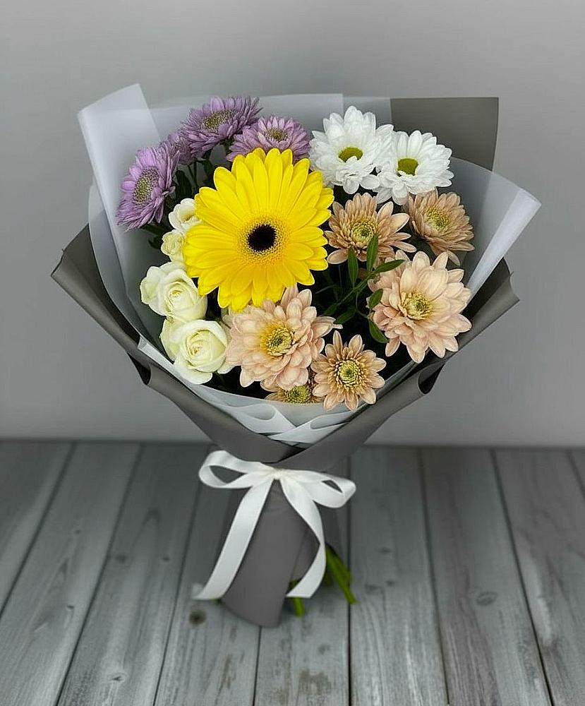 Букет цветов из: Розы, Герберы и Хризантемы в Саки