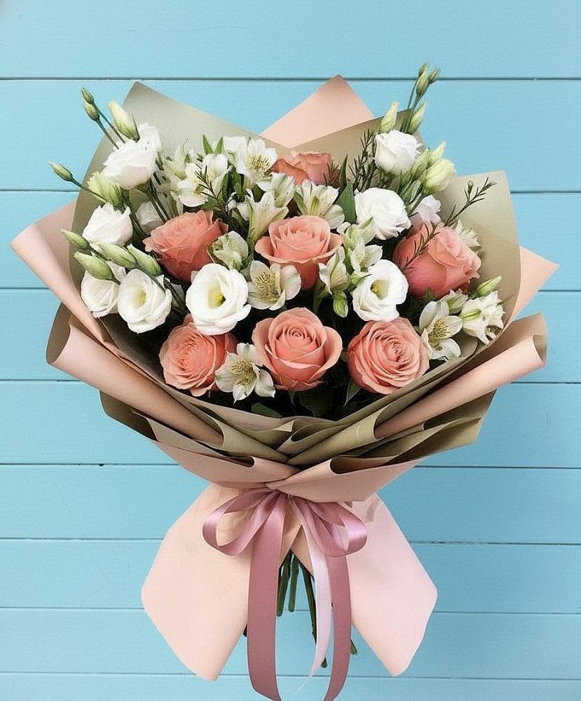 Букет цветов из: Розы, Альстромерии и Лизиантусы в Саки