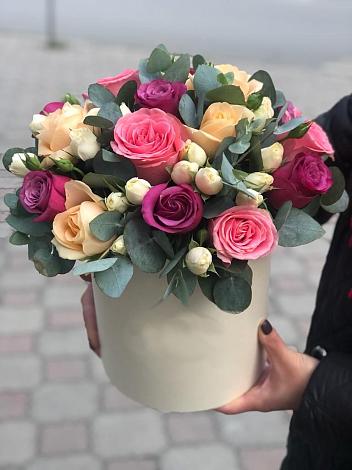 Цветочная композиция из Розы в шляпной коробке в Саки