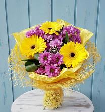 Букет цветов из:  Хризантемы и Герберы в Саки