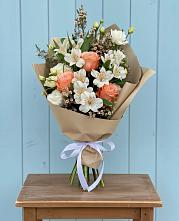 Букет цветов из:  Альстромерии, Лизиантусы, Розы и Хризантемы в Саки