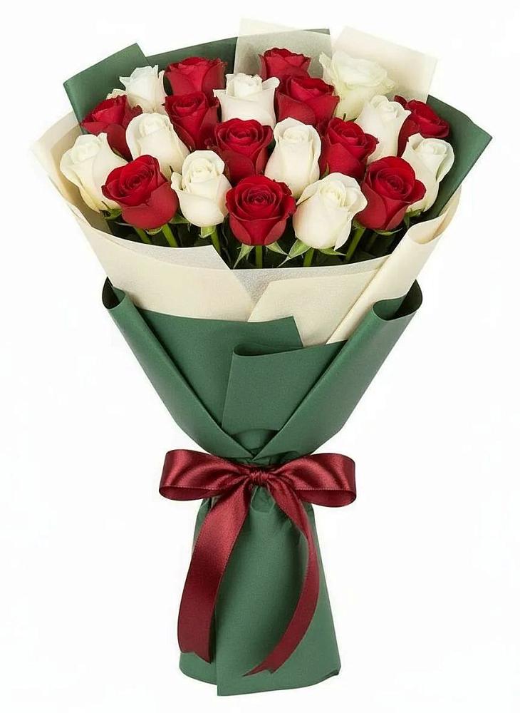 Букет Микс из красных и белых роз в Саки