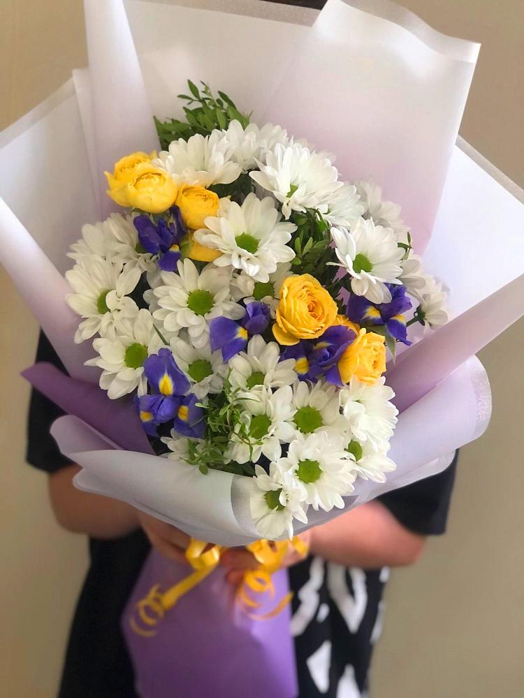Букет цветов из: Ирисы, Хризантемы и Розы в Саки