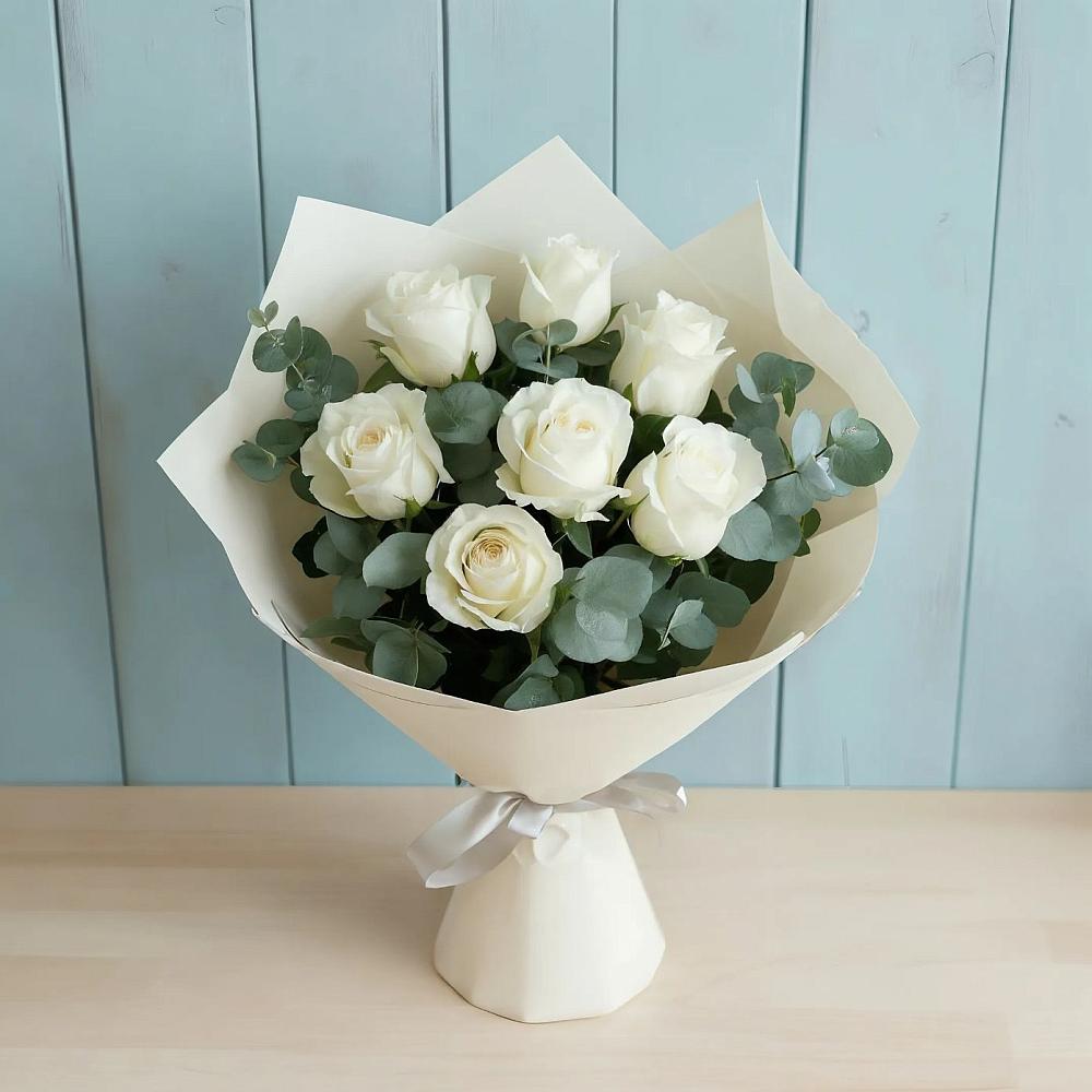 Букет Белые розы в Эвкалипте в Саки