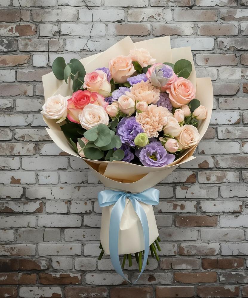 Букет цветов из: Розы, Лизиантусы и Гвоздики в Саки