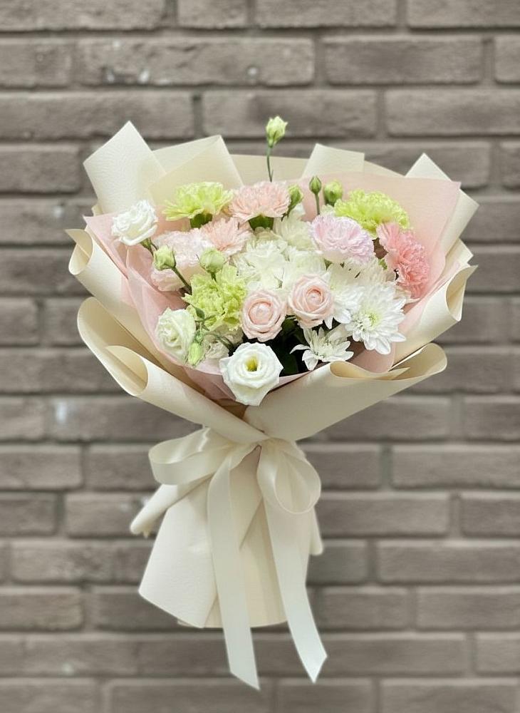 Букет цветов из: Гвоздики, Розы, Лизиантусы и Хризантемы в Саки