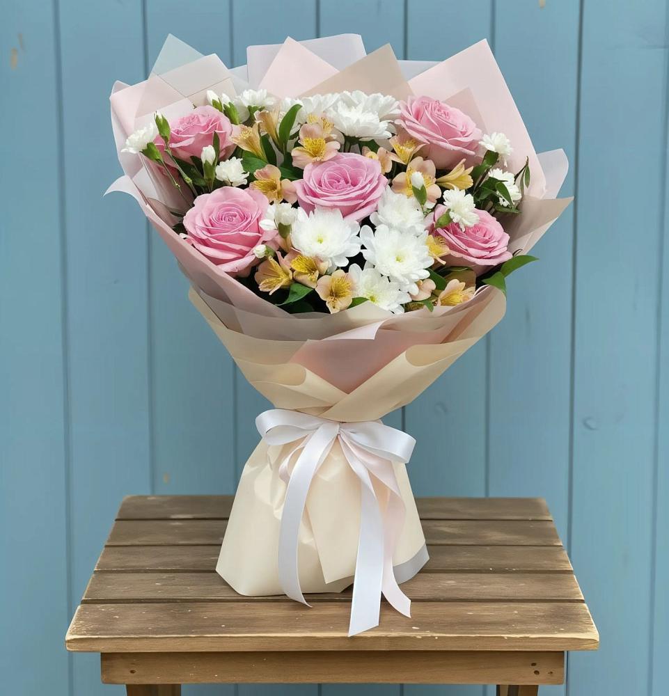 Букет цветов из: Гвоздики, Орхидеи и Розы в Саки