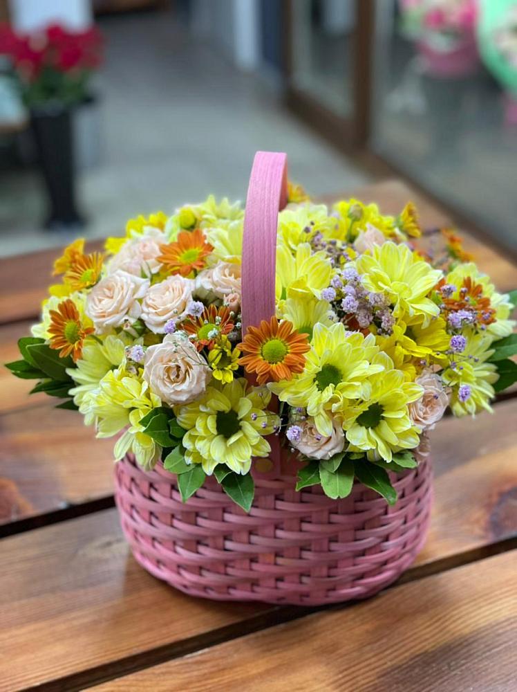 Цветочная композиция из Хризантемы и Розы в корзине в Саки