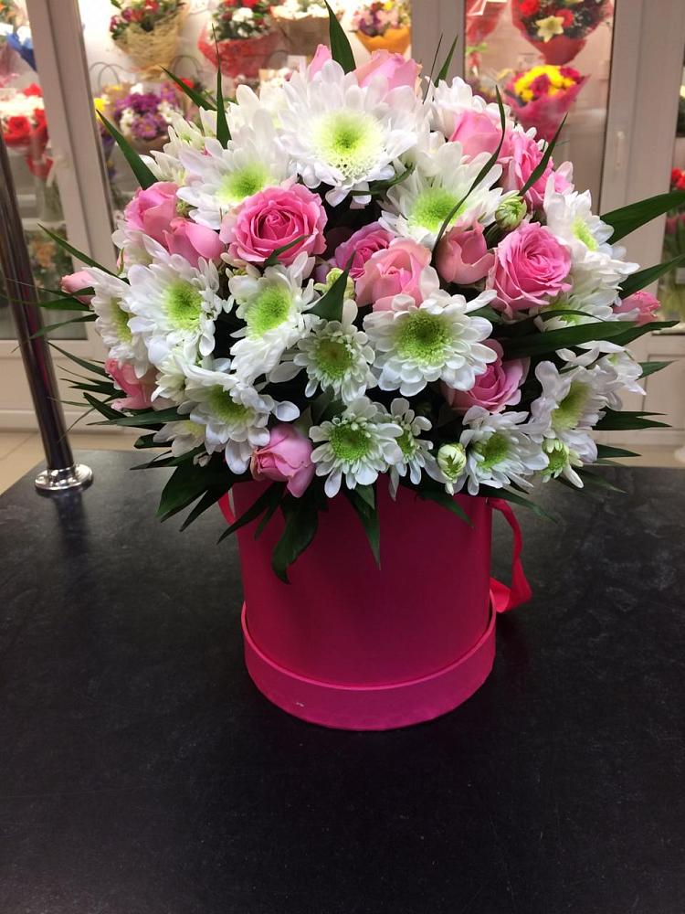 Цветочная композиция из Розы и Хризантемы в шляпной коробке в Саки