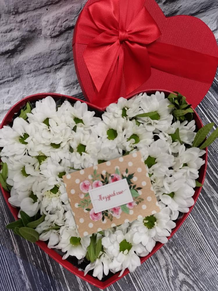 Цветочная композиция из Хризантемы в виде сердца в Саки