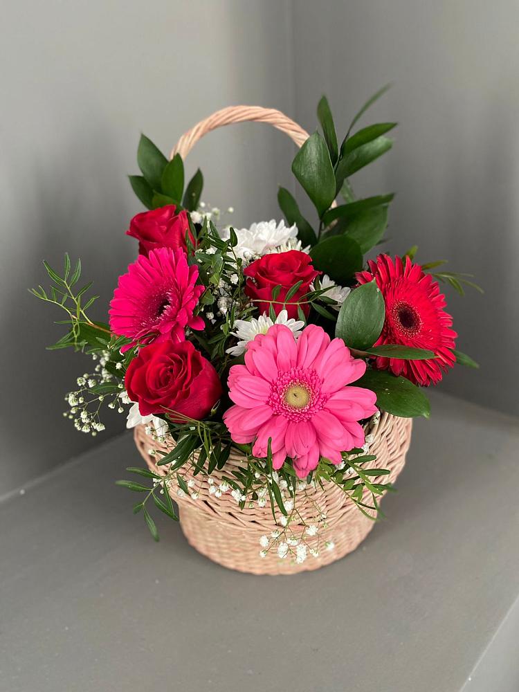 Цветочная композиция из Розы, Хризантемы и Герберы в корзине в Саки