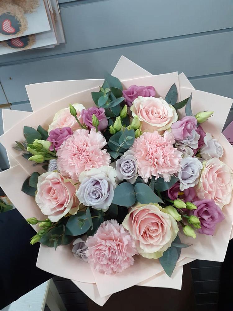 Букет цветов из: Розы, Гвоздики и Лизиантусы в Саки