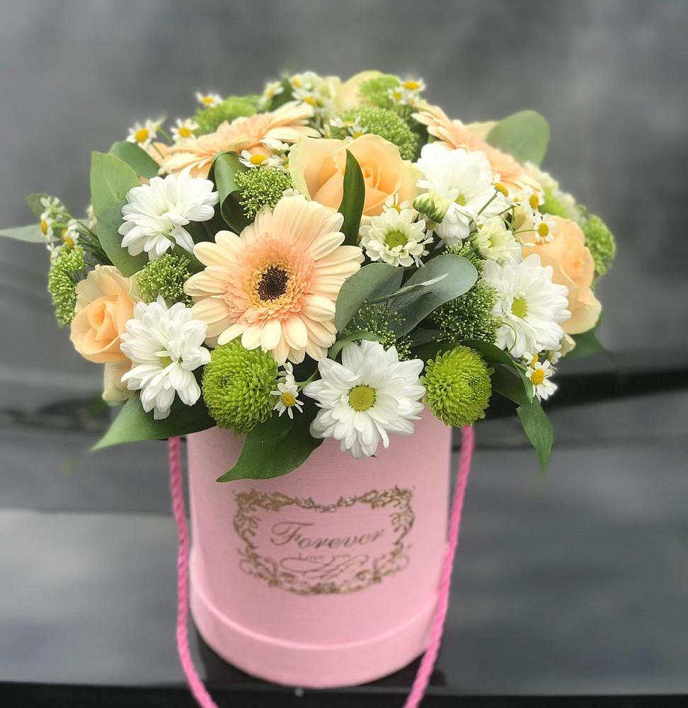 Цветочная композиция из Розы, Герберы и Хризантемы в шляпной коробке в Саки