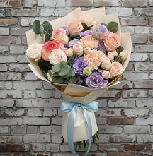 Букет цветов из:  Розы, Лизиантусы и Гвоздики в Саки